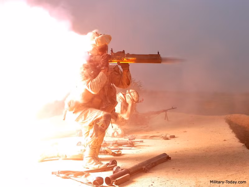 Súng nặng 2,5kg, dài chưa đến 1m lúc mở ra (chỉ 0,67 m lúc gấp lại), đường kính nòng 66 mm.