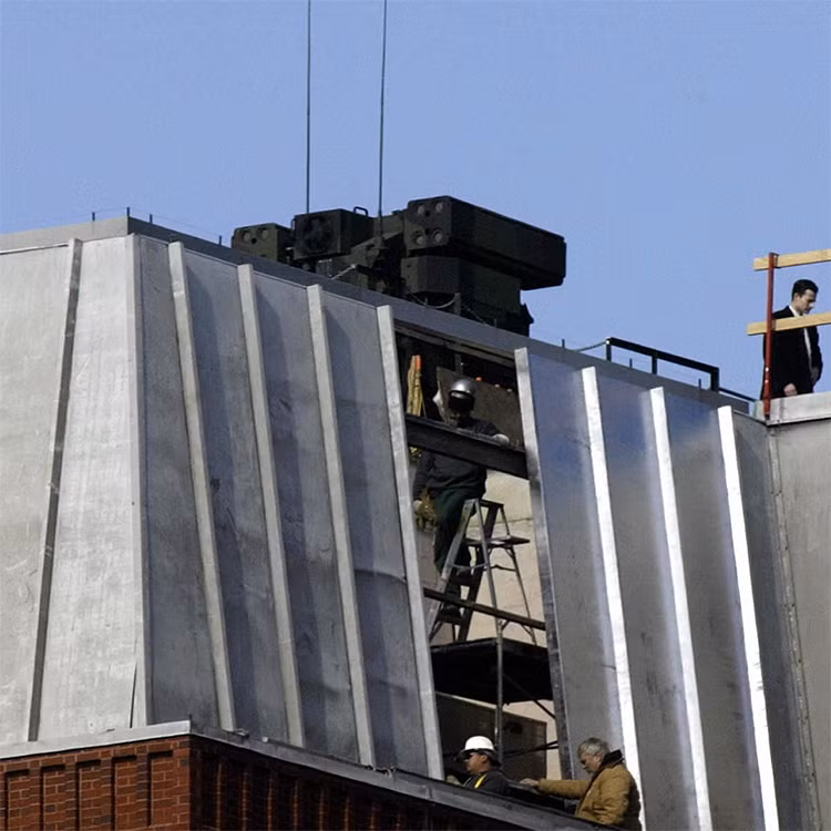 30 phút sau khi thông tin được phát đi, Nhà Trắng đã bị phong toả và ngay lập tức Mỹ lập một không phận hạn chế xung quanh khu vực này. Các dàn tên lửa phòng không tầm ngắn AN/TWQ-1 Avenger được đưa vào trạng thái sẵn sàng chiến đấu. Nguồn ảnh: Twitter.