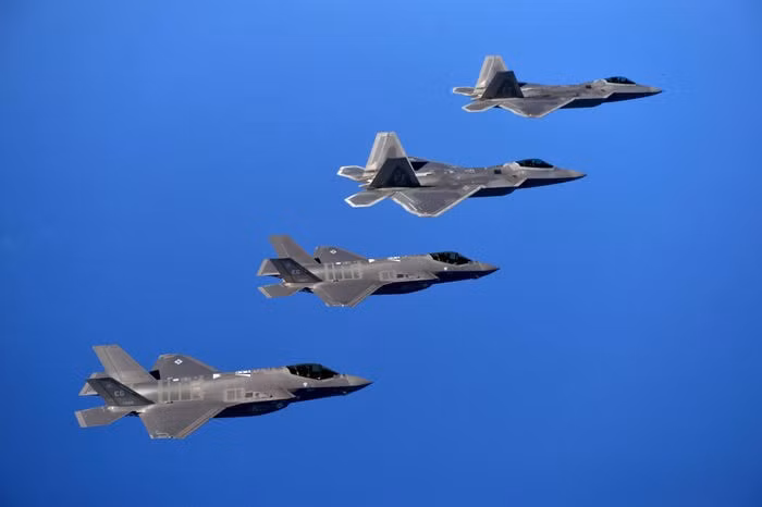 Giới truyền thông Mỹ thậm chí còn lạc quan cho rằng việc kết hợp dữ liệu bay của F-35 và F-22 với phương tiện bay X-37B là bước đầu trong việc đưa... F-35 và F-22 bay vào vũ trụ trong tương lai. Nguồn ảnh: USAF.