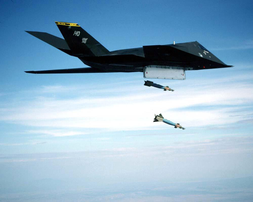 Ra ời từ năm 1981, máy bay F-117 Nighthawk do Lockheed Martin chế tạo được xem là loại máy bay tàng hình đầu tiên trên thế giới có khả năng tác chiến thực sự. Nguồn ảnh: Pinterest.