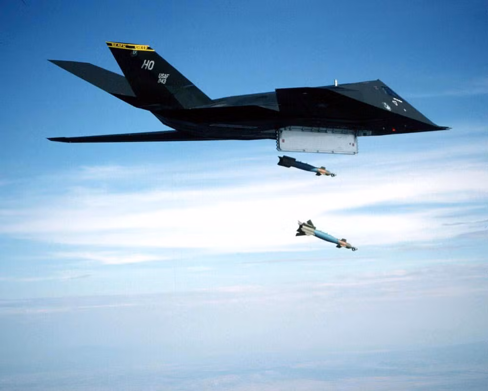 Ra ời từ năm 1981, máy bay F-117 Nighthawk do Lockheed Martin chế tạo được xem là loại máy bay tàng hình đầu tiên trên thế giới có khả năng tác chiến thực sự. Nguồn ảnh: Pinterest.