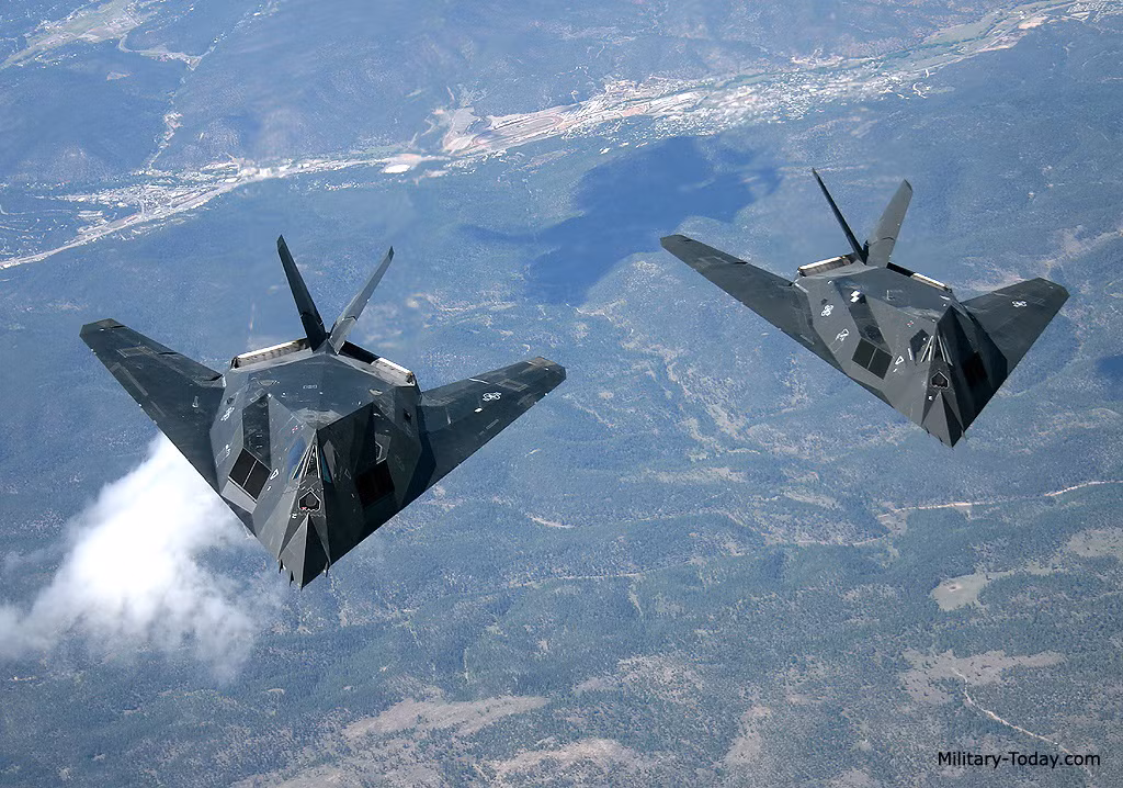 Việc cho loại máy bay tàng hình F-117 Nighthawk về hưu quá sớm - khi mới chỉ phục vụ trong quân ngũ chưa được 20 năm được cho là do sự ra đời của F-22 Raptor hiện đại hơn và vì khả năng tàng hình của F-117 không được như kỳ vọng. Nguồn ảnh: Pinterest.