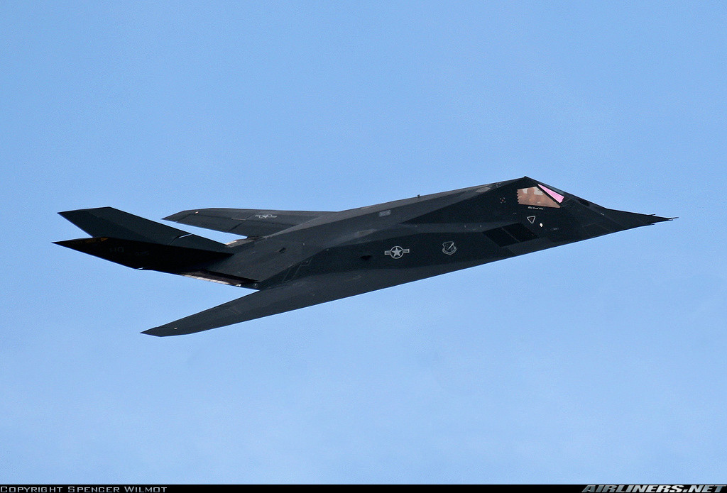Không quân Mỹ từng sản xuất và sở hữu 64 chiếc máy bay tàng hình F-117 Nighthawk. Giá thành của mỗi chiếc tính theo tỷ giá USD năm 2000 vào khoảng 111 triệu USD cho một chiếc. Hiện tại, không rõ Mỹ đang còn bao nhiêu chiếc F-117 trong kho chứa của mình. Nguồn ảnh: Pinterest.
