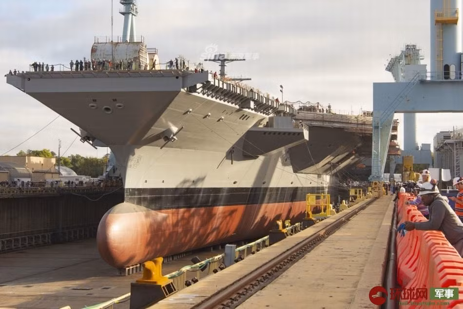 Trên lý thuyết, tàu USS John F. Kennedy có khả năng hoạt động liên tục từ 20 tới 25 năm trước khi nó cần được thay lõi phản ứng hạt nhân. Tối đa, các tàu sử dụng động cơ hạt nhân có thể sử dụng được khoảng 50 năm. Nguồn ảnh: Sina.