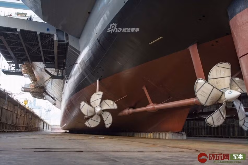 Giống với tàu sân bay USS Gerald R. Ford, tàu USS John F. Kennedy cũng có độ giãn nước lên tới 100.000 tấn, dài 337 mét và lườn rộng 41 mét. Nguồn ảnh: Sina.