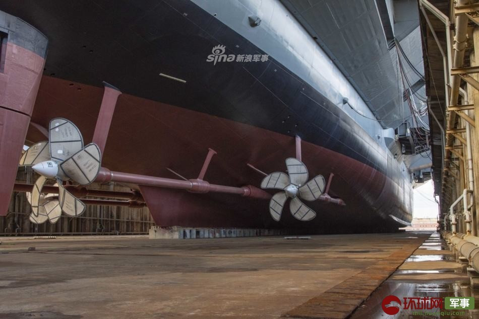 Có giá lên tới 11.3 tỷ USD, tàu sân bay USS John F. Kennedy bắt đầu được đóng mới từ tháng 8/2015 và tới cuối tháng 10 vừa rồi, tàu sân bay thứ hai của Hải quân Mỹ được đóng theo lớp Gerald R. Ford đã chính thức được hạ thuỷ. Nguồn ảnh: Sina.