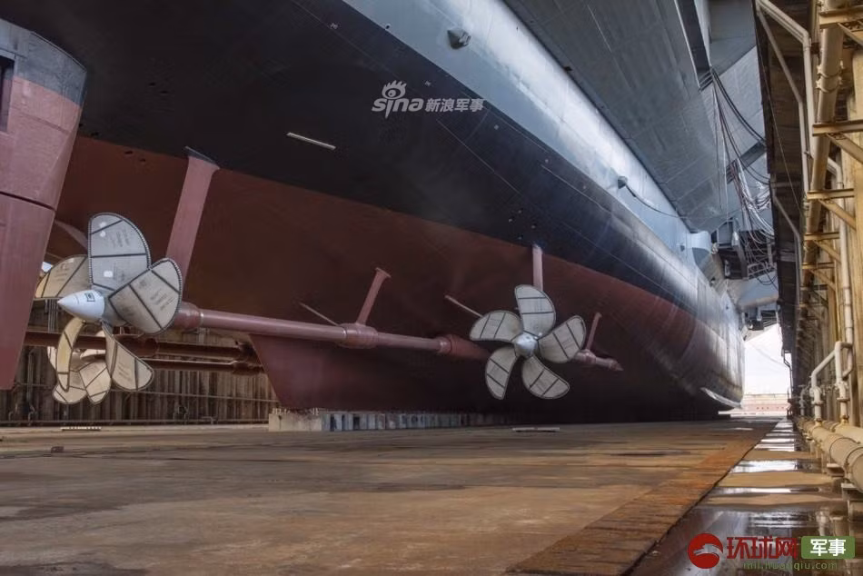 Có giá lên tới 11.3 tỷ USD, tàu sân bay USS John F. Kennedy bắt đầu được đóng mới từ tháng 8/2015 và tới cuối tháng 10 vừa rồi, tàu sân bay thứ hai của Hải quân Mỹ được đóng theo lớp Gerald R. Ford đã chính thức được hạ thuỷ. Nguồn ảnh: Sina.