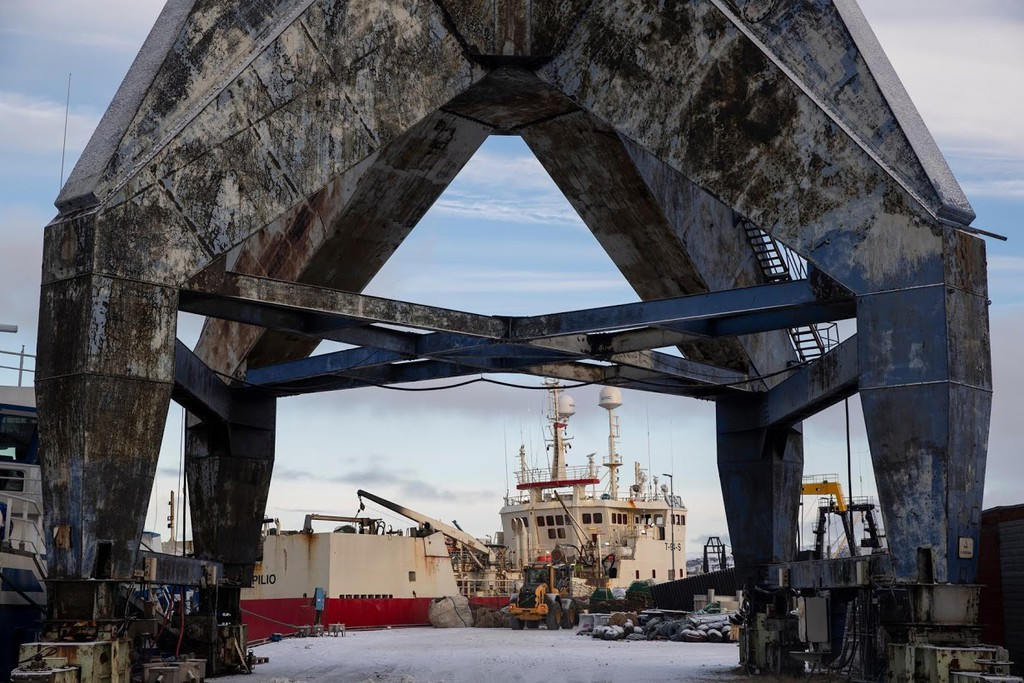 "Tôi không thích việc họ củng cố quân lực ở cả hai bên biên giới. Chúng tôi không muốn căng thẳng gia tăng", Eirik Wikan, đồng sở hữu xưởng đóng tàu Kimek (ảnh) ở Kirkenes, nói. Hai phần ba doanh thu của doanh nghiệp này đến từ việc sửa chữa tàu thuyền Nga.