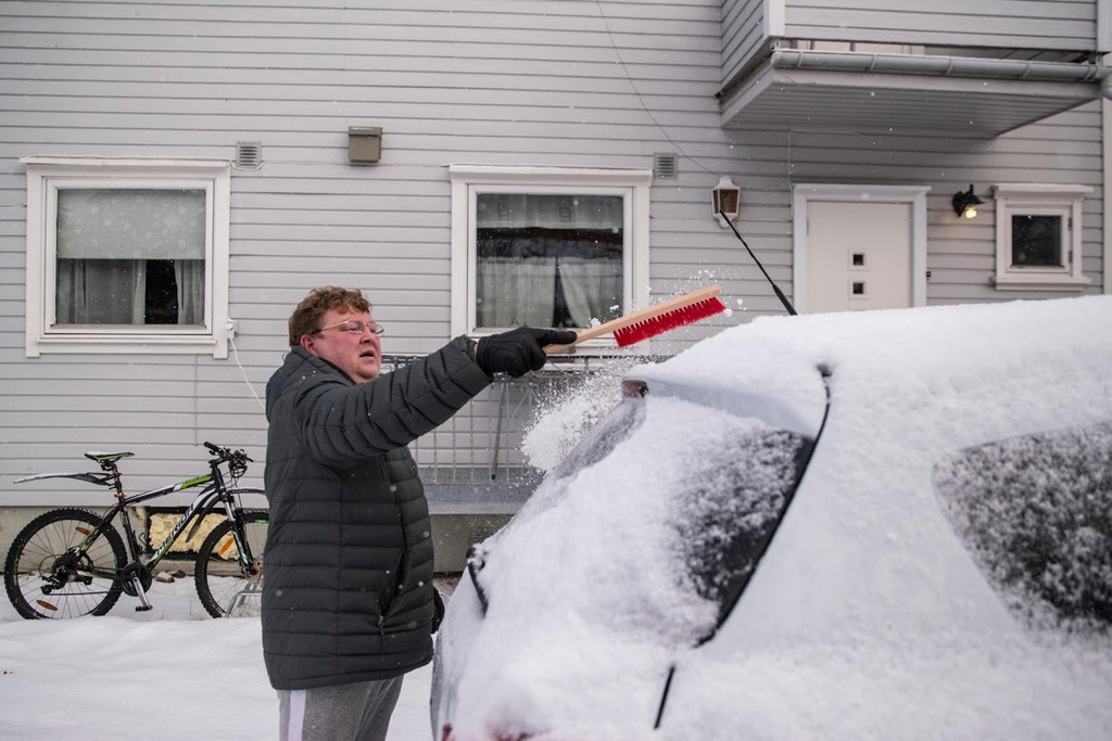 Một trong số nhân viên người Nga của xưởng là ông Nikolai Chagin (ảnh), một thợ máy 48 tuổi đến từ thị trấn Severodvinsk của Nga. Ông đã làm việc cho xưởng đóng tàu ở Kirkenes từ năm 2006. "Tôi có công việc tốt, mức lương bình thường... chỉ có những điều tích cực", ông nói.