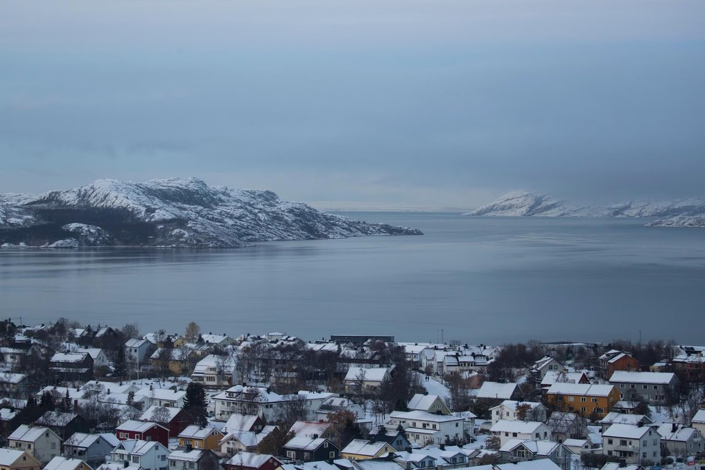 Căng thẳng gia tăng gây lo lắng cho nhiều người dân Na Uy, nhất là tại thị trấn Kirkenes (ảnh), nơi đã nỗ lực tăng cường hợp tác với Nga trong nhiều thập kỷ. Nhiều cư dân có thể đi qua biên giới nhanh chóng mà không cần visa. Nhiều người đến thị trấn Nikel ở Nga để mua xăng dầu với giá rẻ hơn. Bảng hiệu giao thông dùng cả chữ Cyrillic và chữ Latin.