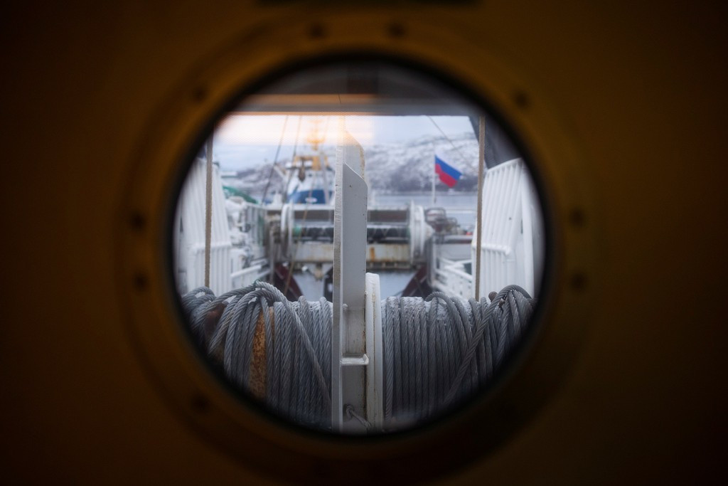 Đầu thập niên 1990, sau khi Chiến tranh Lạnh kết thúc, việc thúc đẩy hợp tác khu vực là ưu tiên trong chính sách đối ngoại của Na Uy. Khoảng 10% cư dân Kirkenes hiện tại là người đến từ bán đảo Kola. Trong ảnh là cờ Nga trên một tàu cá ở Kirkenes.