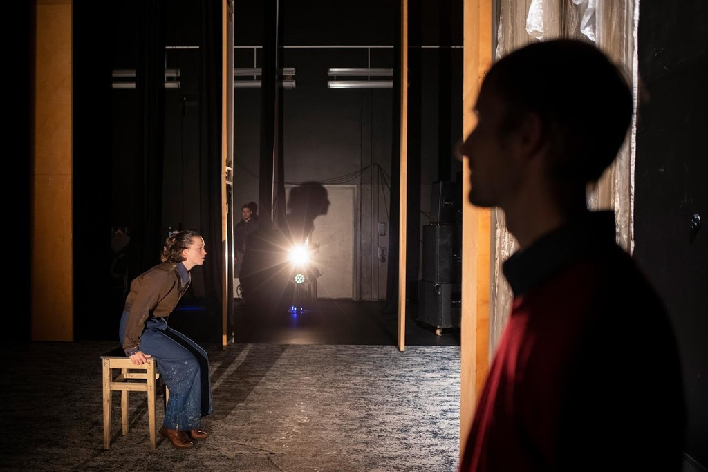 Sân khấu kịch Samovar ở Kirkenes biểu diễn ở cả Na Uy và Nga, với đội ngũ nhân sự đến từ cả hai nước. Biên đạo múa người Nga Nikolai Shchetnev (góc phải ảnh) cảm thấy ở đây như ở nhà và đang cân nhắc việc đăng ký hai quốc tịch.