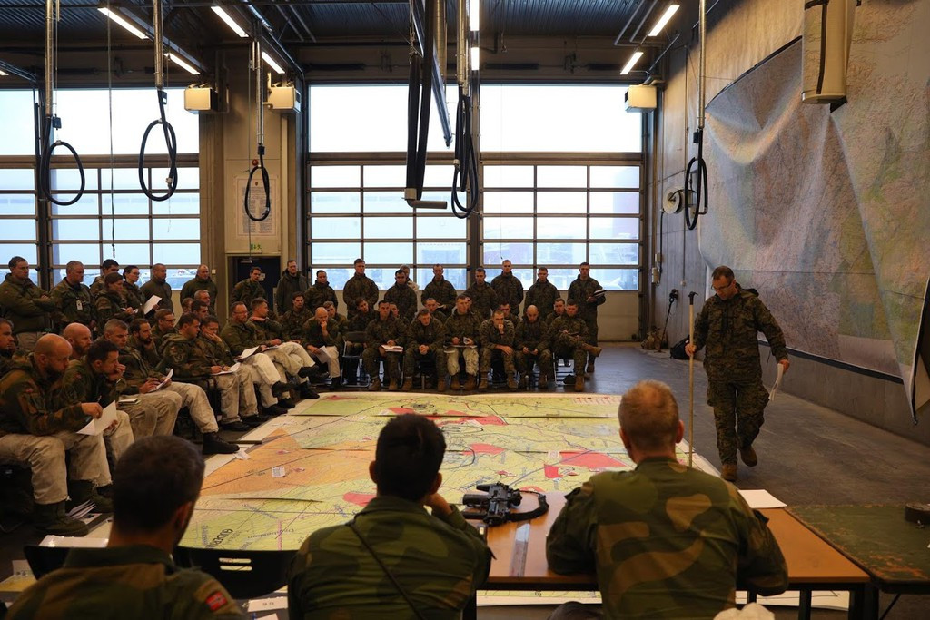 Nga bác bỏ cáo buộc về sự gia tăng căng thẳng ở khu vực và đổ lỗi cho sự hiện diện của thủy quân lục chiến Mỹ tại các căn cứ của Na Uy, việc mà Moscow xem là một thách thức an ninh. Trong ảnh, các sĩ quan chỉ huy của Mỹ và Na Uy tham gia một buổi diễn tập kịch bản trong cuộc tập trận "Reindeer 2".