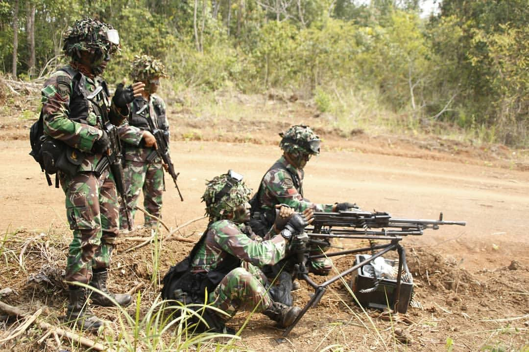 Súng máy hạng nặng MAG do Bỉ cùng Indonesia hợp tác sản xuất. Khẩu súng máy này sử dụng cỡ đạn 7,62x51mm và là khẩu súng máy tiêu chuẩn của lực lượng quân đội Indonesia. Nguồn ảnh: AMDR.