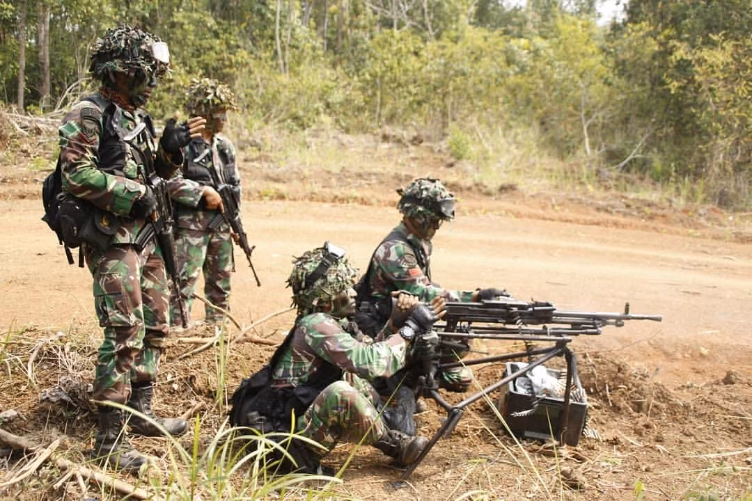 Súng máy hạng nặng MAG do Bỉ cùng Indonesia hợp tác sản xuất. Khẩu súng máy này sử dụng cỡ đạn 7,62x51mm và là khẩu súng máy tiêu chuẩn của lực lượng quân đội Indonesia. Nguồn ảnh: AMDR.