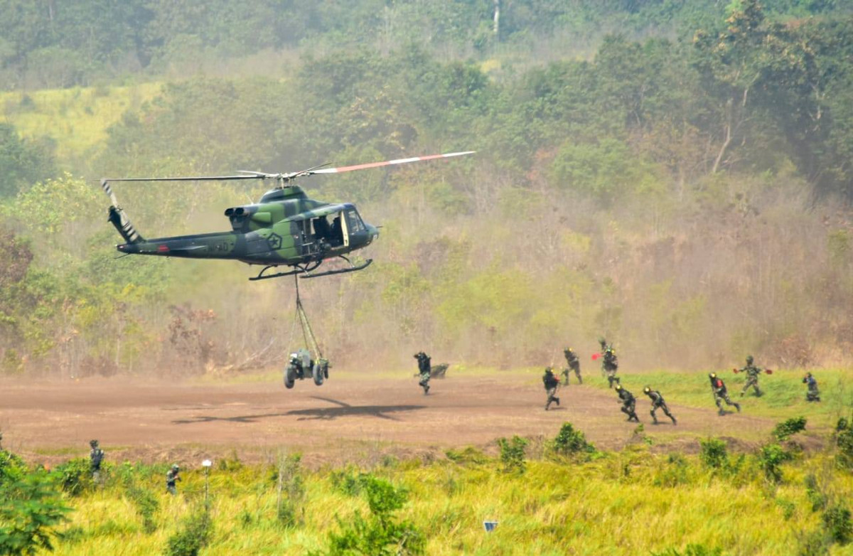 Cùng với đó là một lượng lớn trực thăng vận tải các loại Bell 204, Bell 412 cũng như Bo 105 được Indonesia nhập khẩu từ Mỹ và Đức. Nguồn ảnh: AMDR.