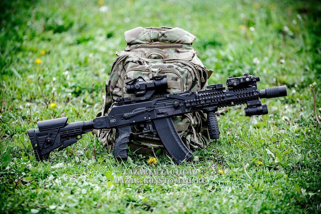 Các duy nhất để nhận biết ba mẫu súng AK-102, AK-104 và AK-105 đó là cỡ nòng của chúng cùng với độ cong của băng đạn. Do sử dụng cỡ đạn 5,45x39mm, băng đạn của AK-105 sẽ có độ cong ít hơn so với các mẫu AK còn lại. Nguồn ảnh: Pinterest.