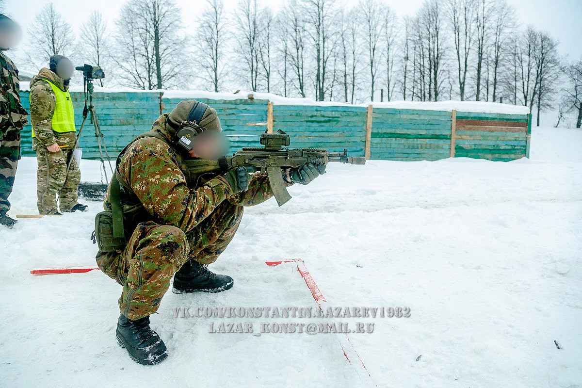 Chiều dài của AK-105 cũng khá ngắn, chỉ 824mm trong đó chiều dài của nòng súng là 314mm. Súng có báng với khả năng gập gọn, khi gập báng, AK-105 chỉ còn dài 586mm. Nguồn ảnh: Pinterest.