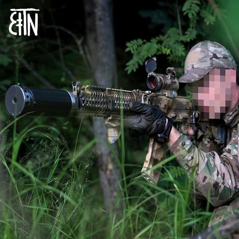 Sử dụng cỡ đạn 5,54x39mm, súng có tốc độ bắn khá nhanh nhưng bù lại tầm bắn lại khá ngắn do sử dụng nòng ngắn. Khẩu súng này có hộp tiếp đạn tiêu chuẩn 30 viên. Nguồn ảnh: Pinterest.