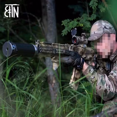 Sử dụng cỡ đạn 5,54x39mm, súng có tốc độ bắn khá nhanh nhưng bù lại tầm bắn lại khá ngắn do sử dụng nòng ngắn. Khẩu súng này có hộp tiếp đạn tiêu chuẩn 30 viên. Nguồn ảnh: Pinterest.