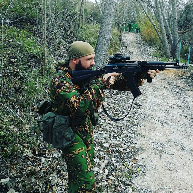 Giống với nhiều mẫu súng hiện đại ngày nay, AK-105 cũng có cấu tạo nắp khoá nòng đặc biệt, cho phép nó có thể gắn được kính ngắm vào rãnh kỹ thuật đặt ngay trên nắp khoá nòng. Ngoài ra, khẩu súng này còn có thêm ba rãnh kỹ thuật nữa ở ốp lót tay, cho phép xạ thủ gắn được rất nhiều thiết bị hỗ trợ khác như đèn pin, đèn laser, súng phóng lựu, tay cầm,... Nguồn ảnh: Pinterest.