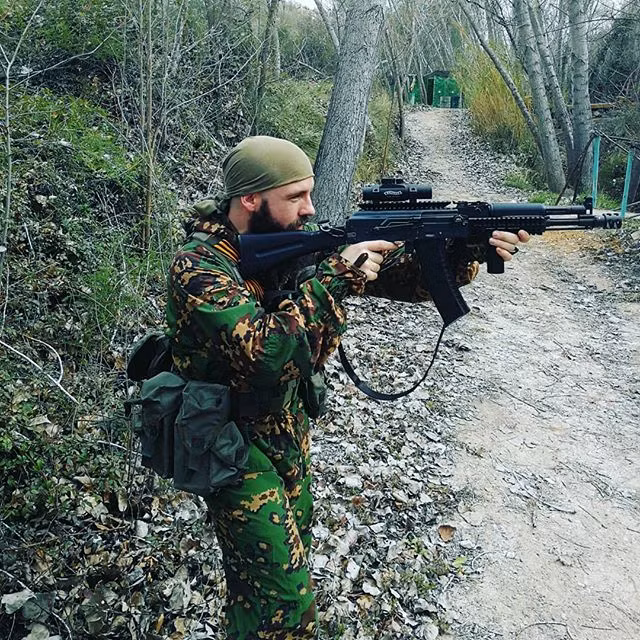 Giống với nhiều mẫu súng hiện đại ngày nay, AK-105 cũng có cấu tạo nắp khoá nòng đặc biệt, cho phép nó có thể gắn được kính ngắm vào rãnh kỹ thuật đặt ngay trên nắp khoá nòng. Ngoài ra, khẩu súng này còn có thêm ba rãnh kỹ thuật nữa ở ốp lót tay, cho phép xạ thủ gắn được rất nhiều thiết bị hỗ trợ khác như đèn pin, đèn laser, súng phóng lựu, tay cầm,... Nguồn ảnh: Pinterest.