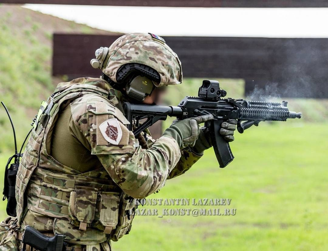 Mặc dù được nhà sản xuất Kalashnikov tuyên bố là khẩu súng cạc-bin, tuy nhiên thiết kế của AK-105 lại không khác gì những khẩu súng trường tấn công. Thực tế sử dụng cho thấy AK-105 có khả năng tác chiến và sức mạnh hoả lực nằm giữa súng tiểu liên và súng trường AKS-74U nên rất khó xếp "phân khúc" chính xác cho khẩu súng này. Nguồn ảnh: Pinterest.