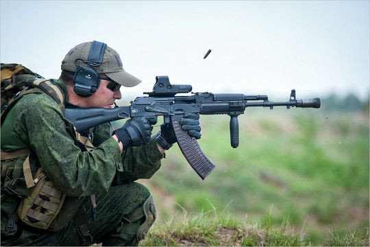 So với súng trường tấn công hiện đại ngày nay, khẩu cạc-bin AK-105 có trọng lượng khá nhẹ, chỉ 3,2 kg. Tuy nhiên trọng lượng này vẫn lớn hơn so với súng tiểu liên. Nguồn ảnh: Pinterest.