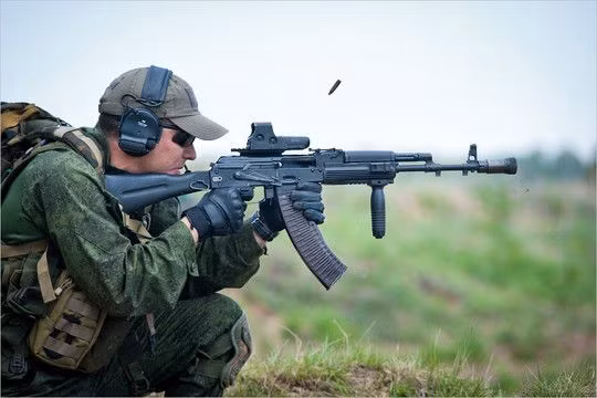 So với súng trường tấn công hiện đại ngày nay, khẩu cạc-bin AK-105 có trọng lượng khá nhẹ, chỉ 3,2 kg. Tuy nhiên trọng lượng này vẫn lớn hơn so với súng tiểu liên. Nguồn ảnh: Pinterest.