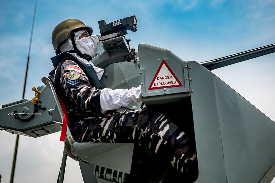 Sở dĩ thuỷ thủ phải mặc thứ trang phục nóng nực và cồng kềnh này là do phần lớn các tàu chiến hiện đại ngày nay, toàn bộ tàu đều có cấu tạo bằng kim loại. Nguồn ảnh: Asianavy.