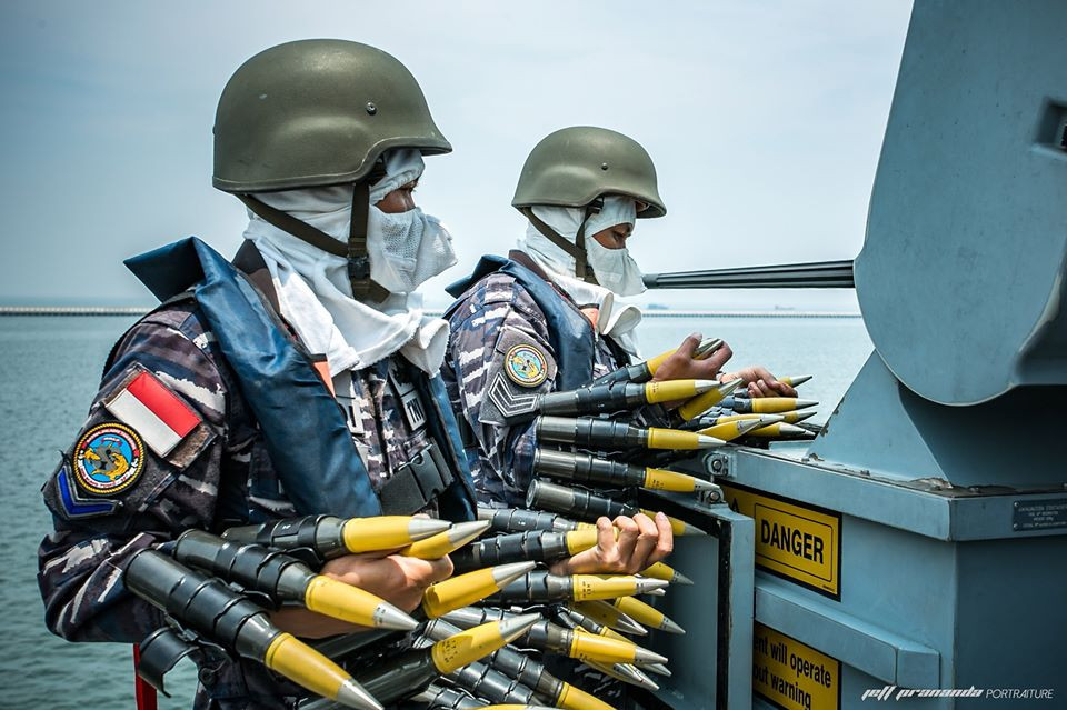 Trong khi đó, kim loại lại là một vật liệu dẫn nhiệt cực kỳ tốt. Vậy nên, khi tàu chiến dính hoả lực của đối phương và bốc cháy ở một khu vực nào đó, nhiều khu vực xung quanh sẽ nóng lên rất nhanh do đặc tính dẫn nhiệt của kim loại. Nguồn ảnh: Asianavy.