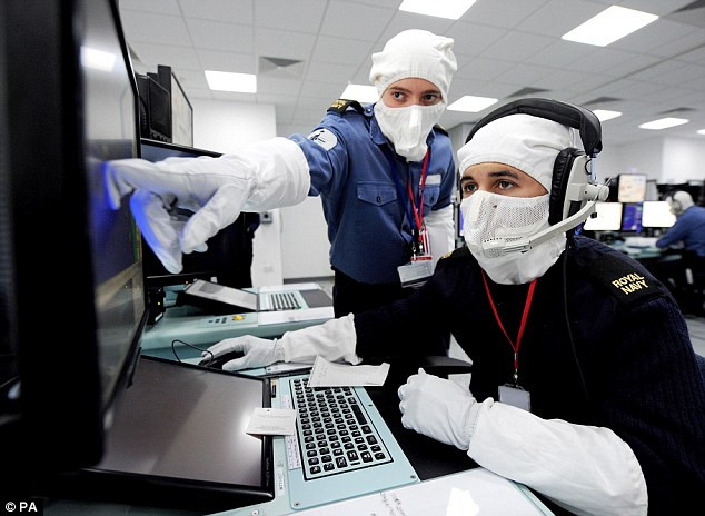 Trong những môi trường nóng nực như khoang động cơ, bộ phụ kiện này cũng khiến thuỷ thủ đoàn "phát ngốt". Tuy nhiên đây được xem là thứ trang bị rẻ tiền và cực kỳ hiệu quả trong trường hợp tác chiến. Nguồn ảnh: PA.