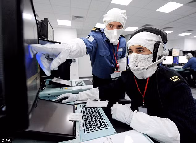 Trong những môi trường nóng nực như khoang động cơ, bộ phụ kiện này cũng khiến thuỷ thủ đoàn "phát ngốt". Tuy nhiên đây được xem là thứ trang bị rẻ tiền và cực kỳ hiệu quả trong trường hợp tác chiến. Nguồn ảnh: PA.