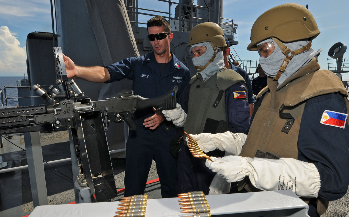 Tuy nhiên, khi thuỷ thủ sử dụng các loại phụ kiện này, họ sẽ không nhận ra nhau mà chỉ nhận biết được đồng đội qua bảng tên. Nguồn ảnh: Pinterest.