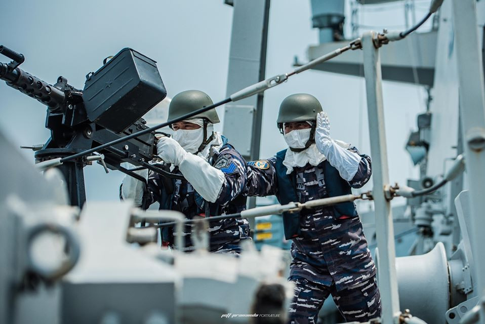 Trên các tàu chiến hải quân hiện đại ngày nay, thuỷ thủ đoàn sẽ được trang bị một bộ chùm mặt và bao chùm tay chống cháy và chống dẫn nhiệt kiểu này. Nguồn ảnh: Asianavy.