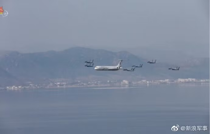 Không quân Triều Tiên vừa có cuộc tập trận cực kỳ hoành tráng, quy tụ rất nhiều loại máy bay, chiến đấu cơ trong lực lượng này. Trong đó, có không ít loại máy bay đời cũ hiện đã bị gần như cả thế giới cho "về hưu". Nguồn ảnh: Sina.