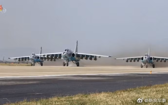 Su-25 - cường kích cơ hiện đại bậc nhất của Triều Tiên hiện nay cũng xuất hiện trong cuộc tập trận với đầy đủ cơ số vũ khí. Nguồn ảnh: Sina.
