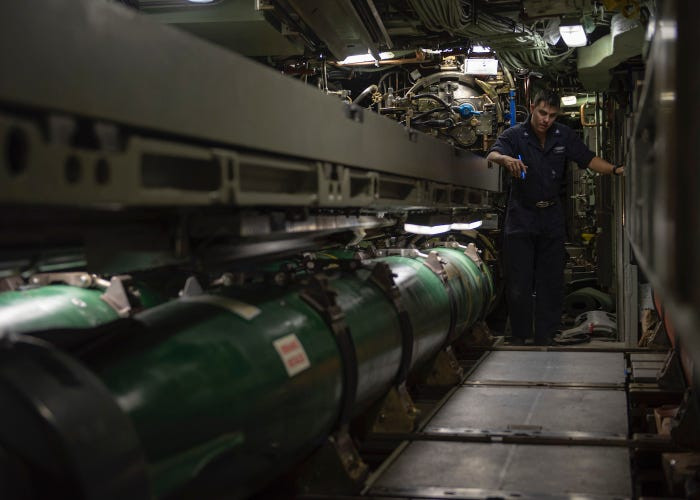 Trong quá trình này, mọi loại thiết bị công nghệ hiện đại trên tàu, cùng với hệ thống vũ khí sẽ bị tháo bỏ. Két sắt chứa tài liệu mật sẽ được đưa đi và mọi tài liệu khác trên tàu sẽ được Hải quân Mỹ thu giữ. Nguồn ảnh: BI.