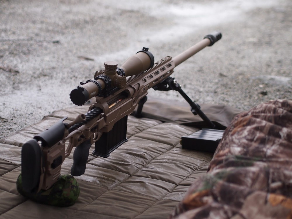 Sức mạnh của LRT-3 nằm ở việc nó sử dụng cỡ đạn 50 BMG (12,7 × 99 mm chuẩn NATO), với chiều dài nòng vào khoảng 736mm kết hợp với kính ngắm quang học Schmidt &amp; Bender hiện đại được đồng bộ theo súng.