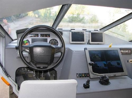 Bên ngoài thiết kế khá hầm hố nhưng trong khoang lái lại thiết kế khá đơn giản.