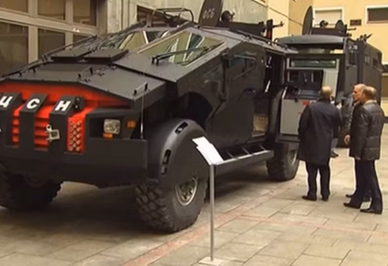 Tuy có hình dáng nhỏ gọn, nhưng do được bọc giáp tốt nên trọng lượng của xe lên tới 12 tấn.