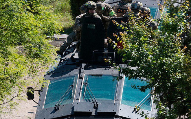 Binh sĩ có thể xuống xe qua 5 cánh cửa, gồm 2 cánh 2 bên sườn xe, và một cánh ở phía sau xe. Các cánh cửa mở theo các hướng khác nhau giúp kíp chiến đấu trong xe thiết giáp được che chắn tốt khi bị bắn từ nhiều hướng.