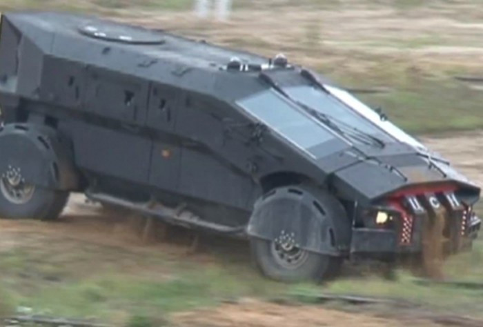 Thoáng nhìn, người xem có cảm giác như đây là chiếc xe của đoàn làm phim viễn tưởng bởi ngoại hình cực ngầu của chúng.