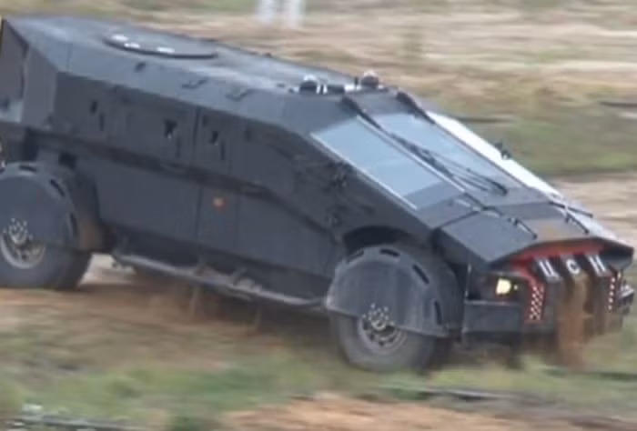 Thoáng nhìn, người xem có cảm giác như đây là chiếc xe của đoàn làm phim viễn tưởng bởi ngoại hình cực ngầu của chúng.