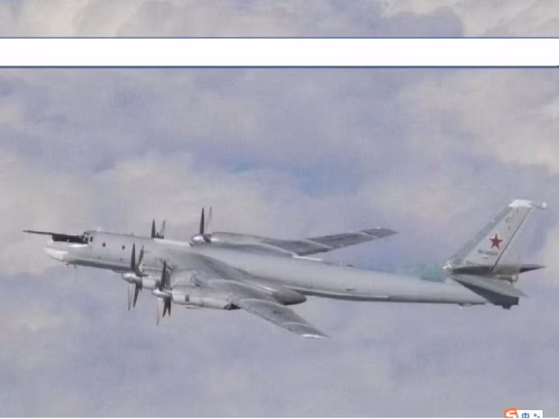 Đội hình bay của Nga bao gồm một máy bay ném bom tầm xa Tu-95MS, một máy bay cảnh báo sớm A-50 và một chiến đấu cơ Su-35 hộ tống. Nguồn ảnh: QQ.