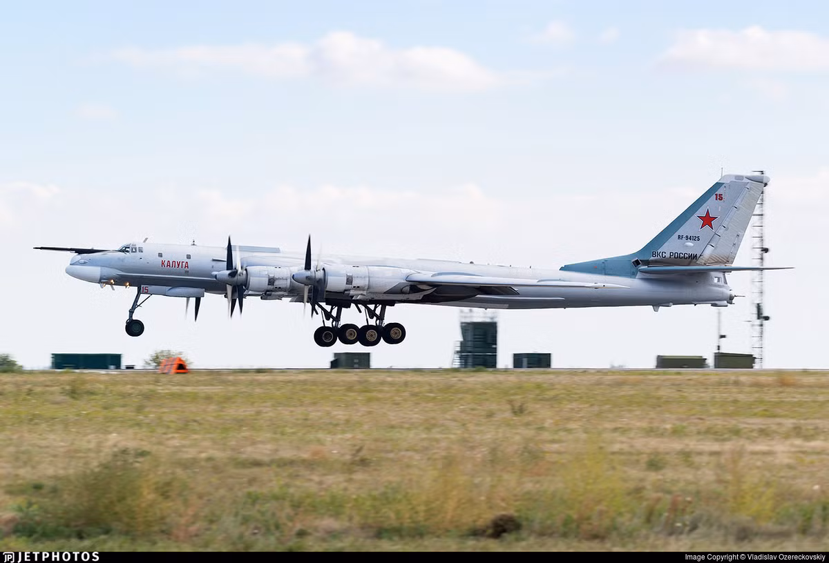 Thậm chí, phía Hàn Quốc, Nhật Bản còn liên lạc qua bộ đàm với các phi công Nga. Các chiến đấu cơ này đã theo sát hành trình của đội bay Tu-95MS cho tới khi đoàn bay của Nga ra khỏi khu vực nhạy cảm này. Nguồn ảnh: QQ.