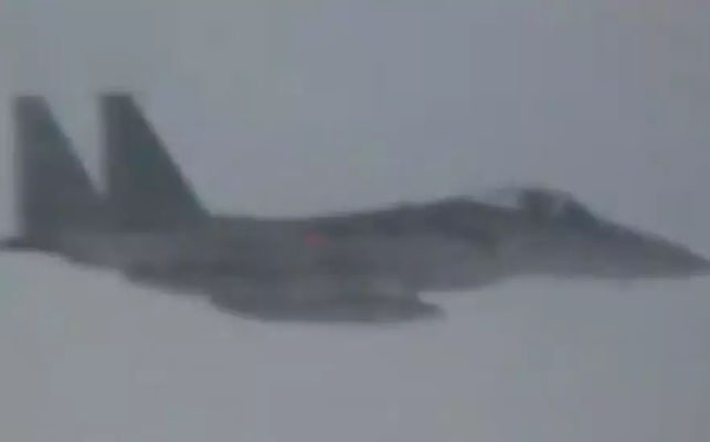 Chiến đấu cơ F-15 của Nhật Bản tiếp cận rất gần đoàn bay của máy bay ném bom chiến lược tầm xa Tu-95MS của Nga. Nguồn ảnh: QQ.