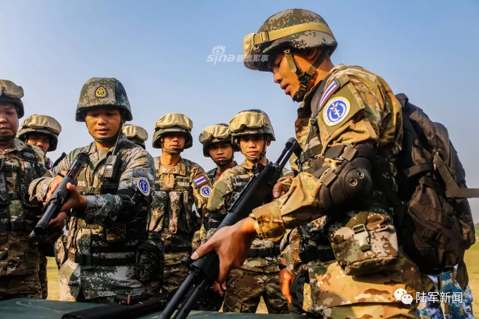 Binh lính thuộc Quân đội Trung Quốc khá tò mò với khẩu súng trường tấn công của nước chủ nhà Thái Lan. Nguồn ảnh: Sina.