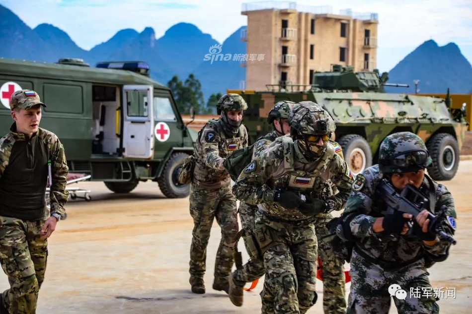 Quân đội Nga cũng không hề kém cạnh khi xuất hiện với trang phục và phương tiện tác chiến hiện đại. Nguồn ảnh: Sina.