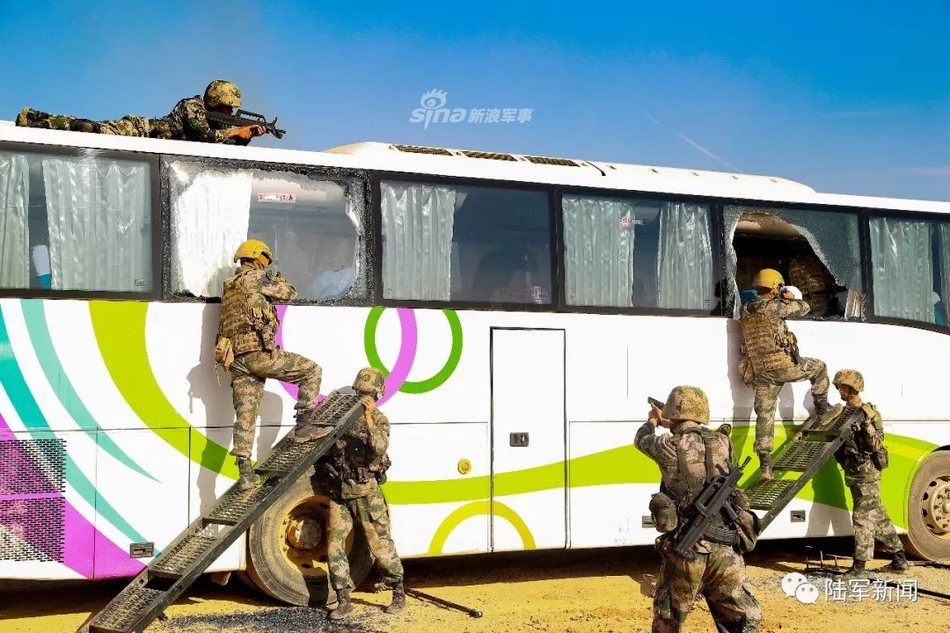 Quân đội Trung Quốc thể hiện màn tấn công khống chế khủng bố trong xe bus. Nguồn ảnh: Sina.